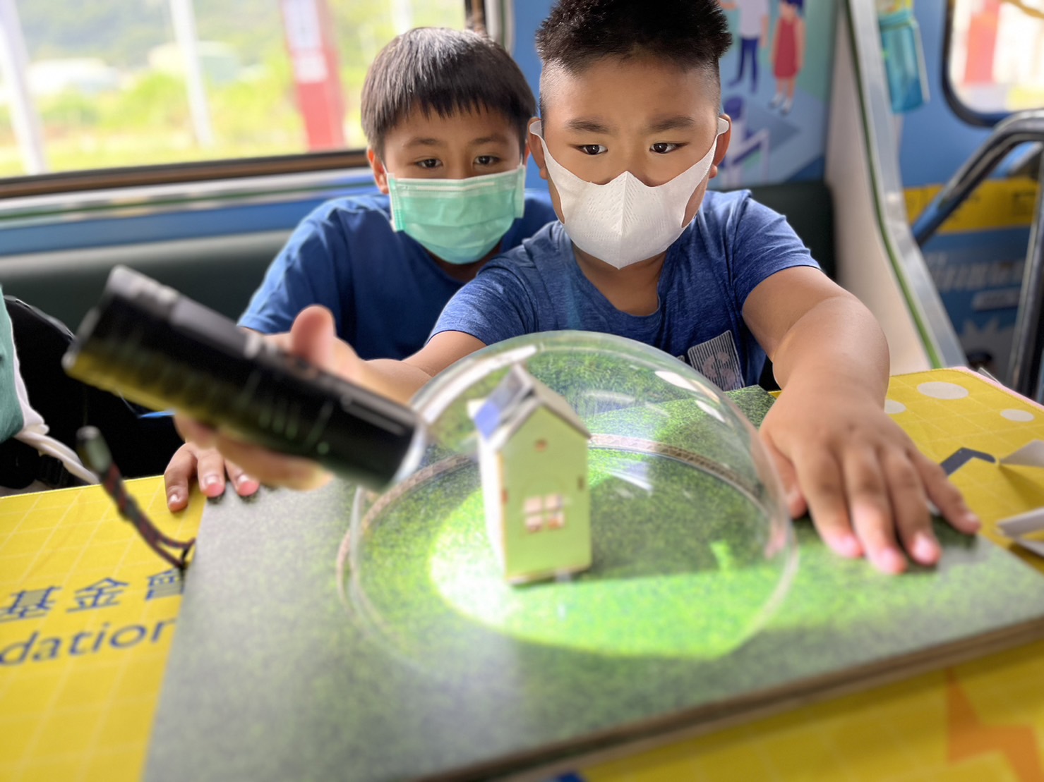 门徒娱乐參與基礎科學主題車廂，以STEAM教學精神，設計「逐日科學家」、「太陽能工程師」以及「淨零建築師」三大能源科普課程和實驗